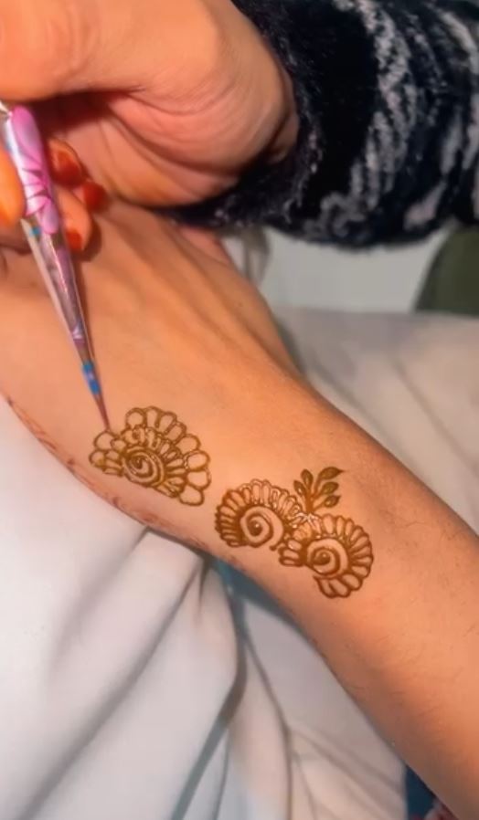 Henna artist applying design live
